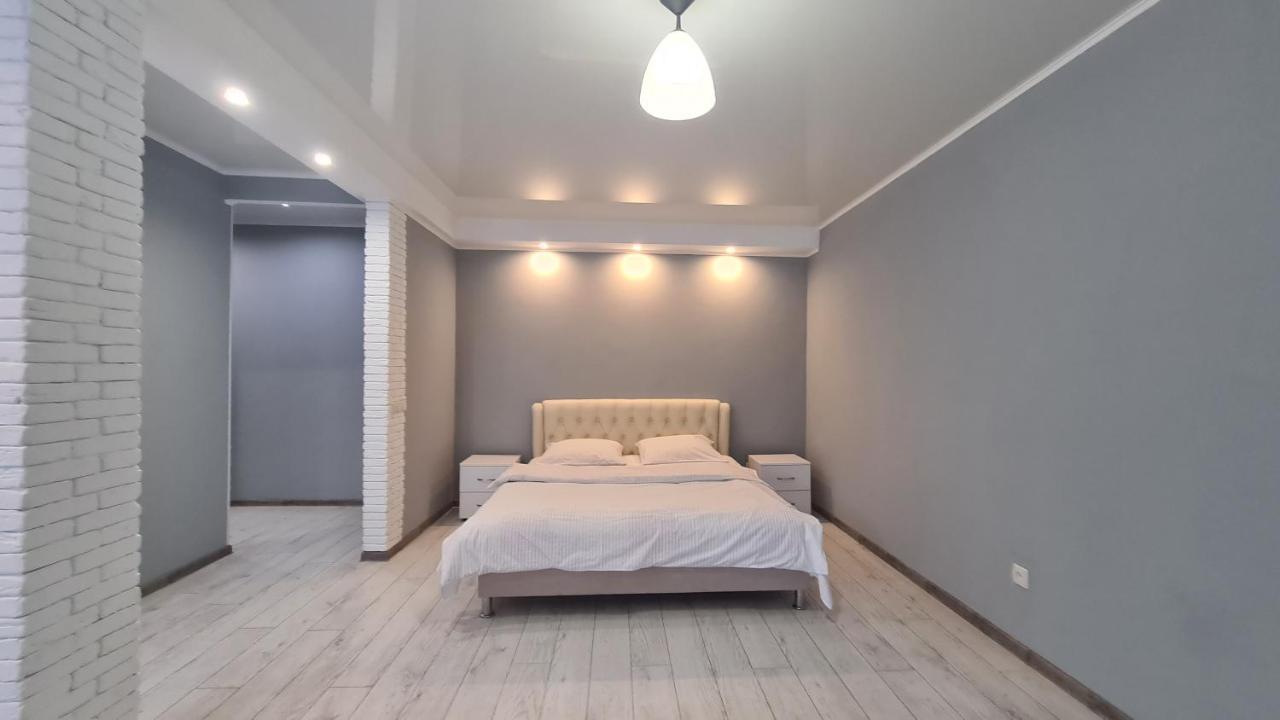 Apartaments On Vulytsia Heroiv Ato 32 Krivoi Rog Exterior foto