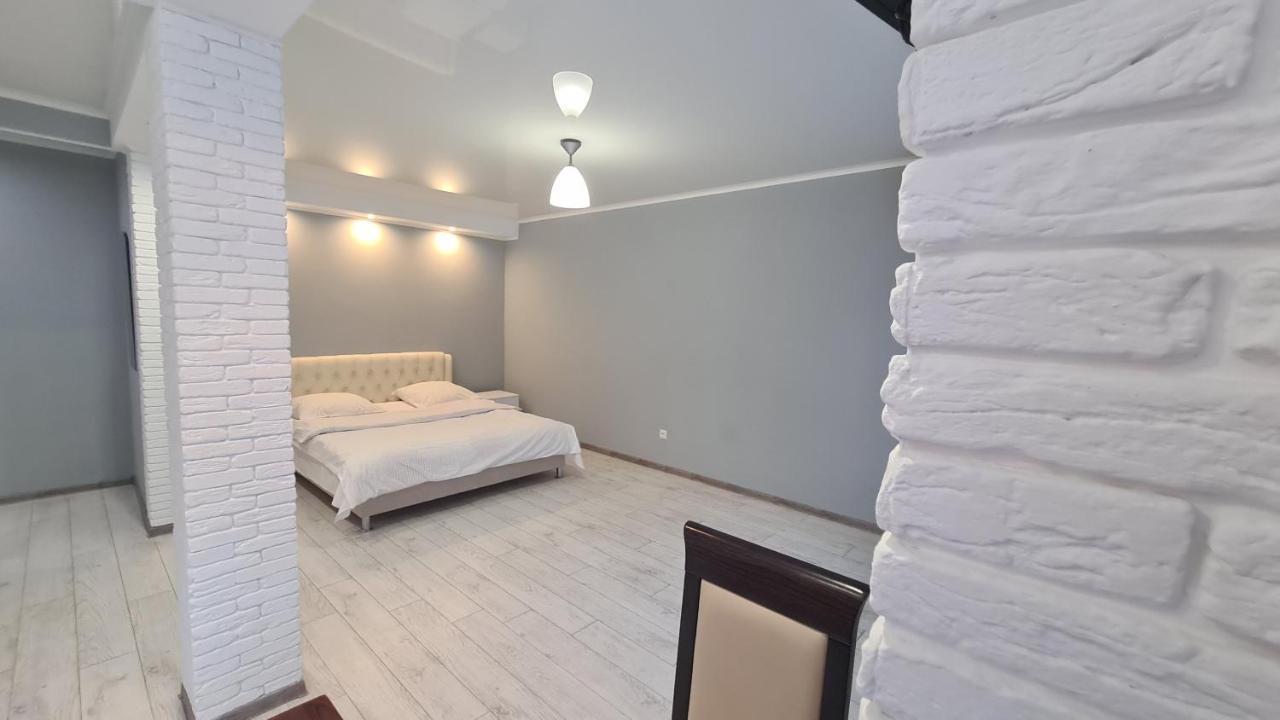 Apartaments On Vulytsia Heroiv Ato 32 Krivoi Rog Exterior foto