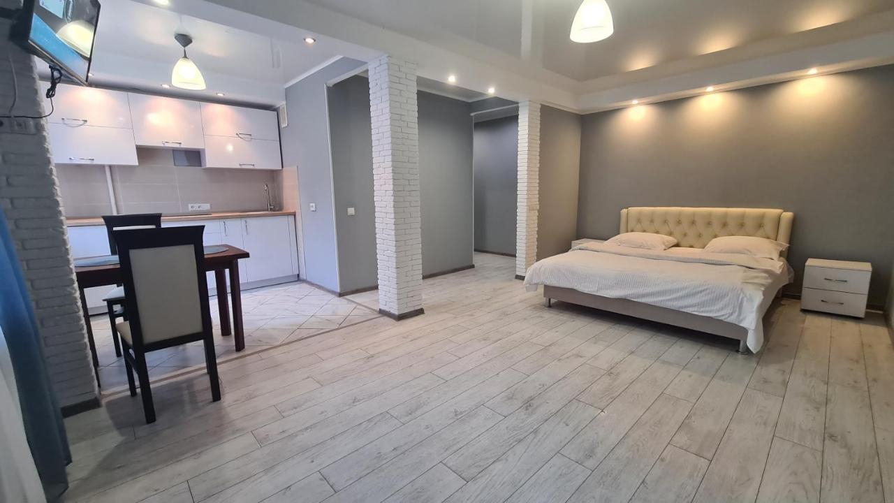 Apartaments On Vulytsia Heroiv Ato 32 Krivoi Rog Exterior foto